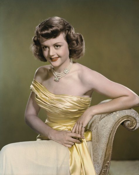 Angela Lansbury quasi "bambina"... anni Quaranta. Bellissima la scollatura a fascia dell'abito