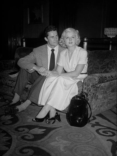 27 luglio 1949 - Con il futuro marito, il produttore Peter Shaw