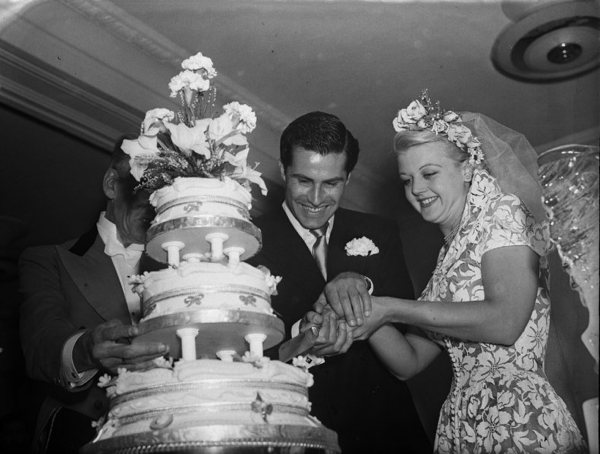 13 agosto 1949 - Gli sposi tagliano la torta di nozze. La coppia è rimasta sposata fino al 2003 e ha avuto due figli