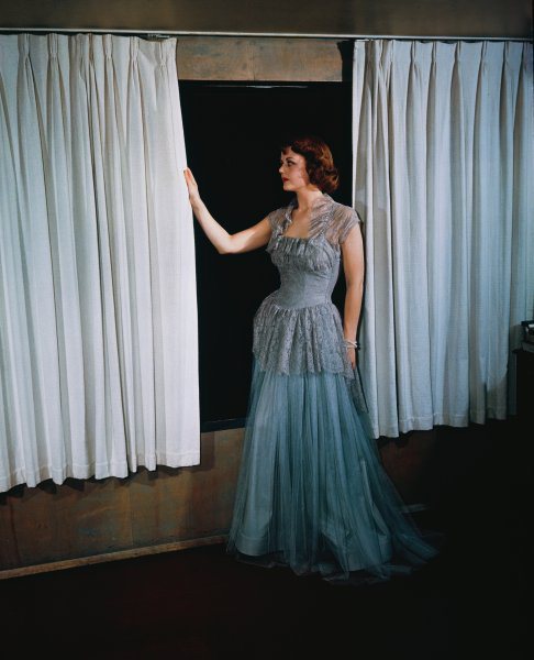 1950 - Un abito da sera con bustino in pizzo che sottolinea la vita. Bellissimo il tono di blu