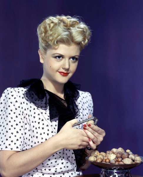 1953 - Angela in una delle classiche foto da studios. Qui con un abito a stelle e una pettinatura corta e moderna che, negli anni, tornerà spesso