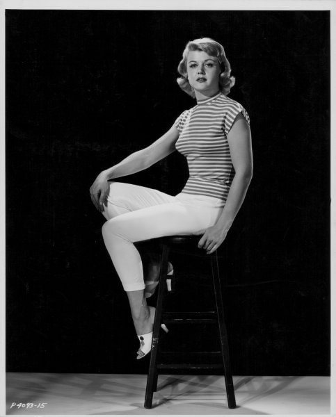 1955 - Jessica interpreta lo stile dell'epoca. Classici pantaloni capresi bianchi e maglia a righe