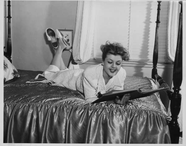 1955 - Accappatoio e pantofole: così Angela si riposa in un hotel