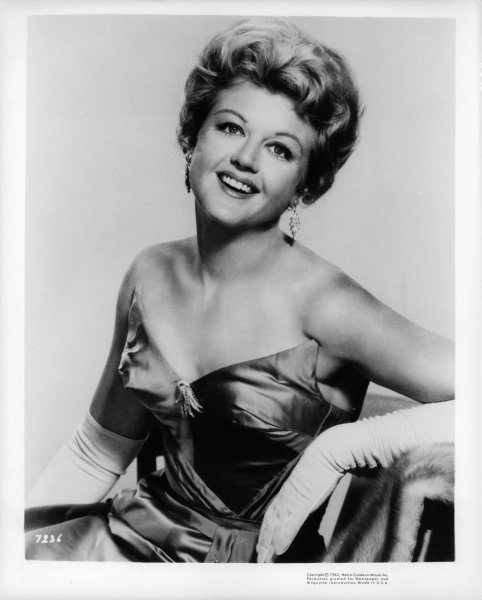 1962 - Angela con un abito da sera dalla classica scollatura a punta con le stecche