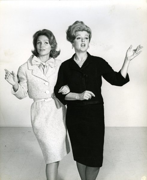1964 - Con l'attrice Lee Remick (a sinistra) nella pubblicità di promozione del musical di Broadway Anyone Can Whistle