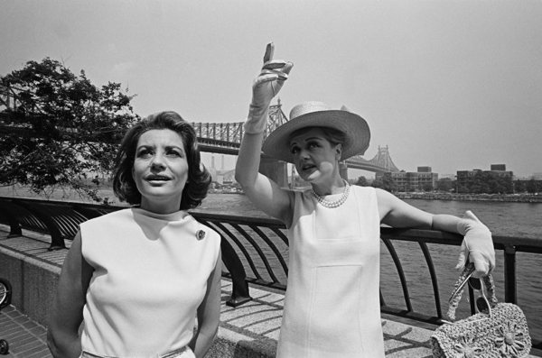 1966 - Angela si ispira allo stile in voga. Per un'intervista con la giornalista della MSNBC Barbara Walters, sceglie abitino bianco con cappello e borsa di paglia