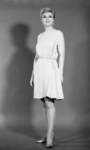 1968 - Giovanissima, ai 22esimi Tony Awards, con un abito a peplo