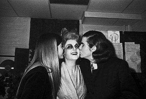 1969 - Questo è uno dei rari scatti davvero personali di Angela Lansbury, assieme ai figli Deidre, 16 anni, e Anthony, 17, durante la prima di Dear World, adattamento in musical del dramma teatrale La pazza di Chaillot