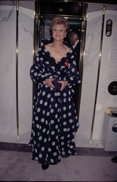 1990 - I pois piacciono molto alla signora Fletcher; qui, da notare la spilla con il nastro rosso, simbolo internazionale della lotta contro l'Aids