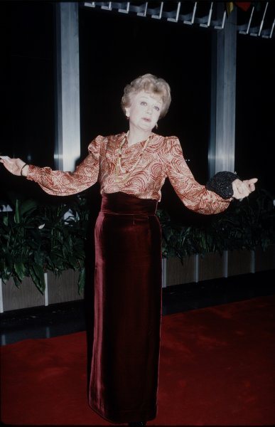 1990 - Ancora velluto, ancora il colore rosso. La signora Lansbury non si smentisce mai