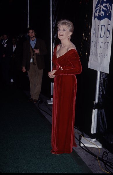 1990 - Una nuova occasione per indossare velluto rosso con un abito davvero mozzafiato