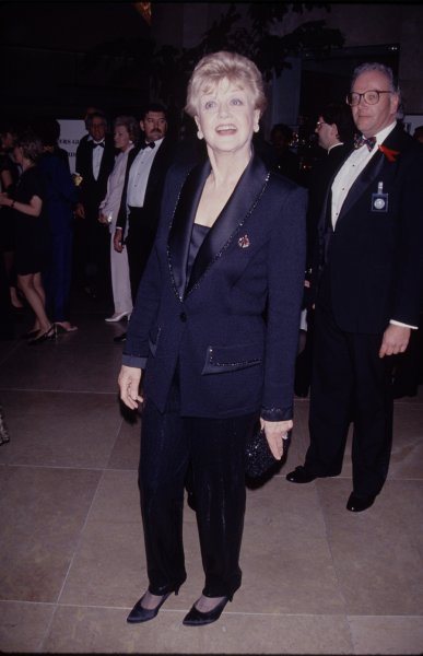1990 - Unica concessione a questo look sobrio è la profilatura lamé della giacca a smoking