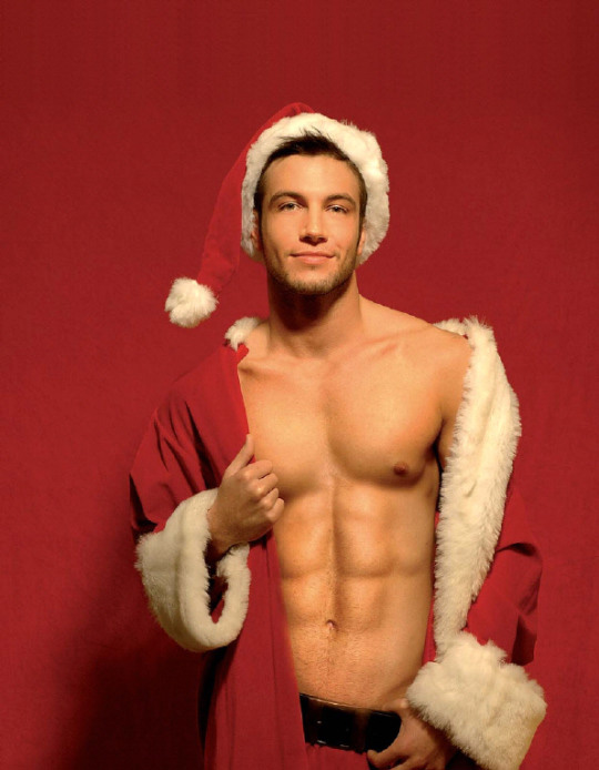 Hunky-Santa-01