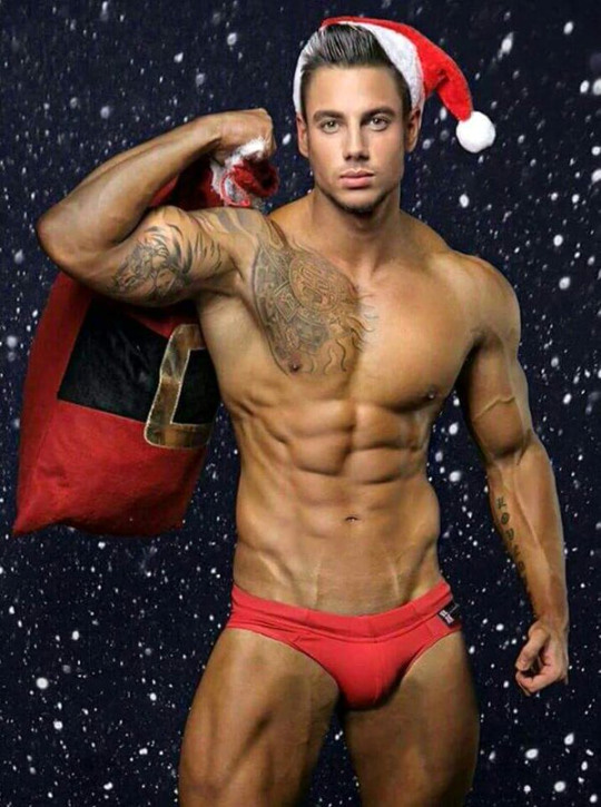 Hunky-Santa-06