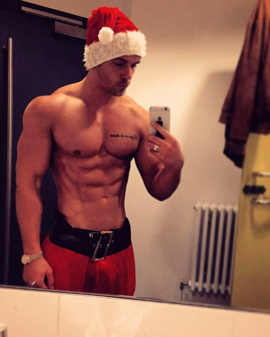 Hunky-Santa-07